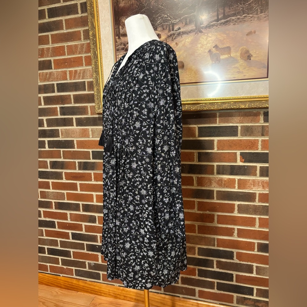 Old Navy Black and White V-Neck Long Sleeve Dress - Picture 3 of 13